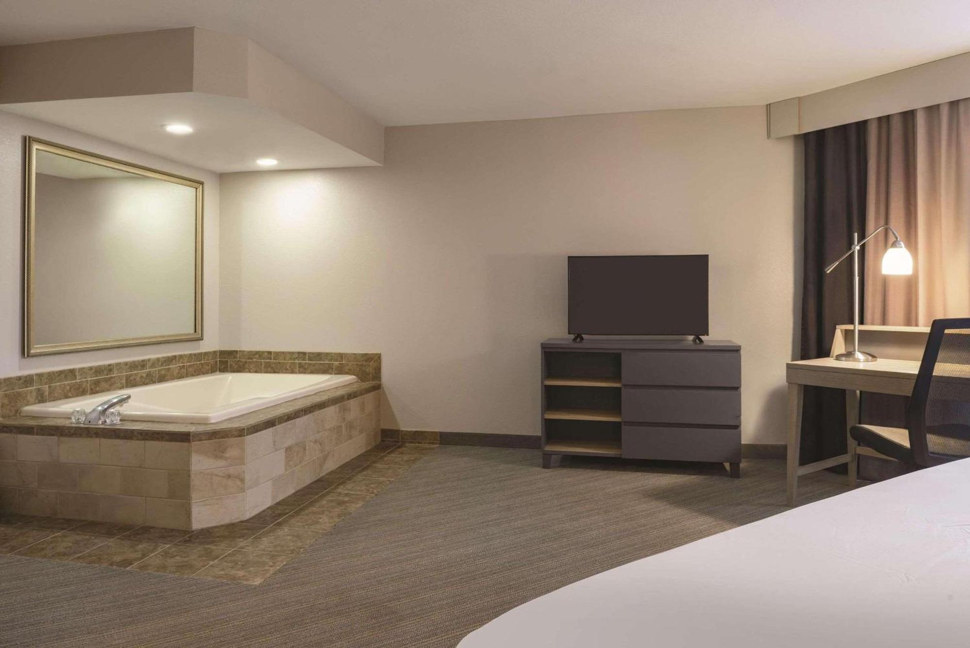 Country Inn & Suites By Radisson, Germantown, Wi Esterno foto